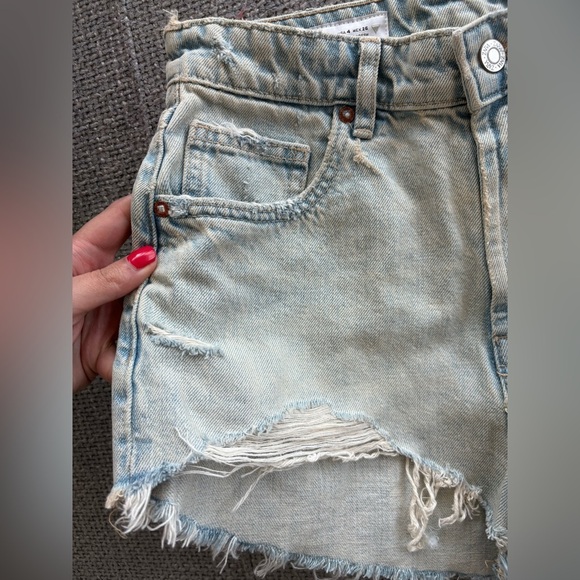 Brand new Zara High-Rise Curved Denim Shorts – Size US 4 / EUR 36 - Picture 4 of 9